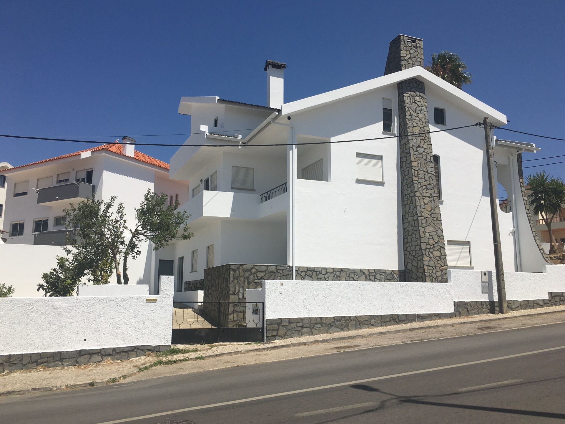 Moradia bi-familiar independente à venda na Charneca de Caparica.