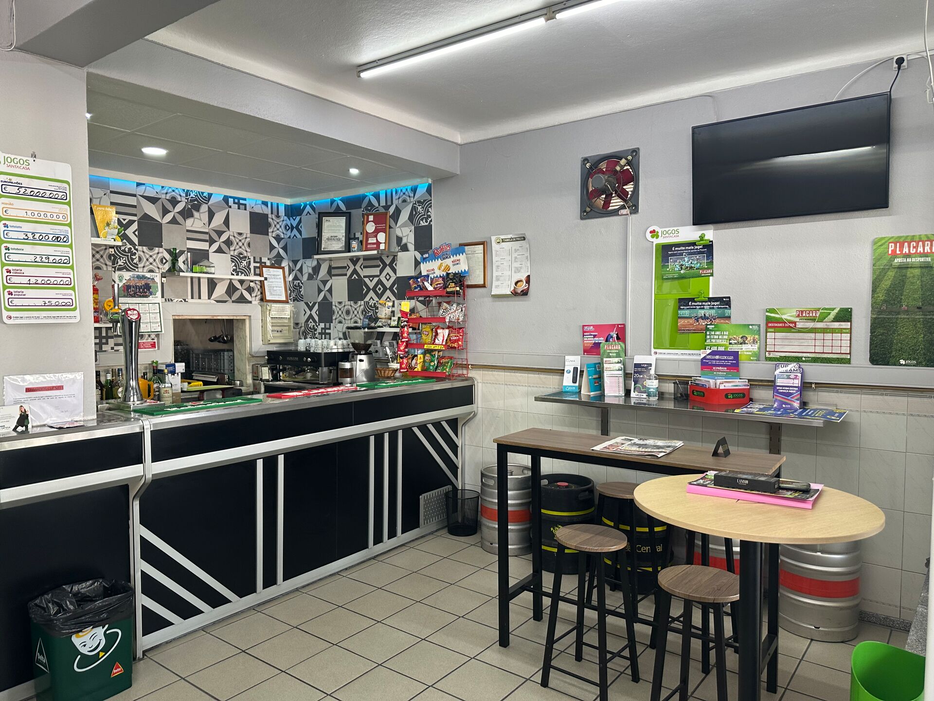 Café Snack Bar totalmente equipado e em pleno funcionamento em Moura para Venda