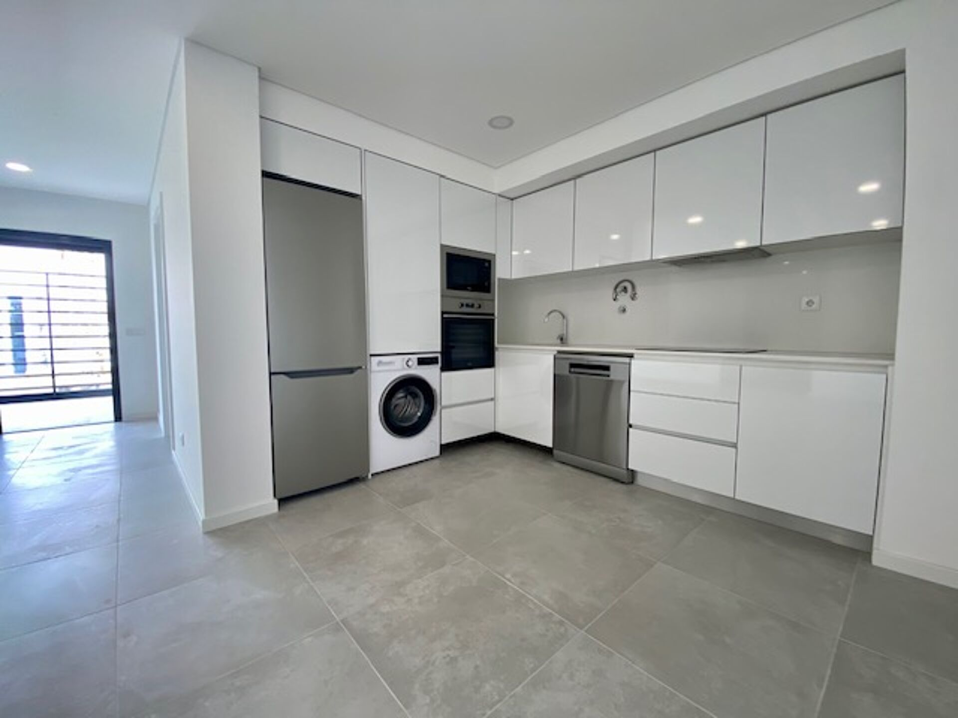 Descubra o Refúgio Perfeito para a Sua Família: Magnífico Apartamento em Cabanas com Terraço e Piscina a 50m da Marginal!