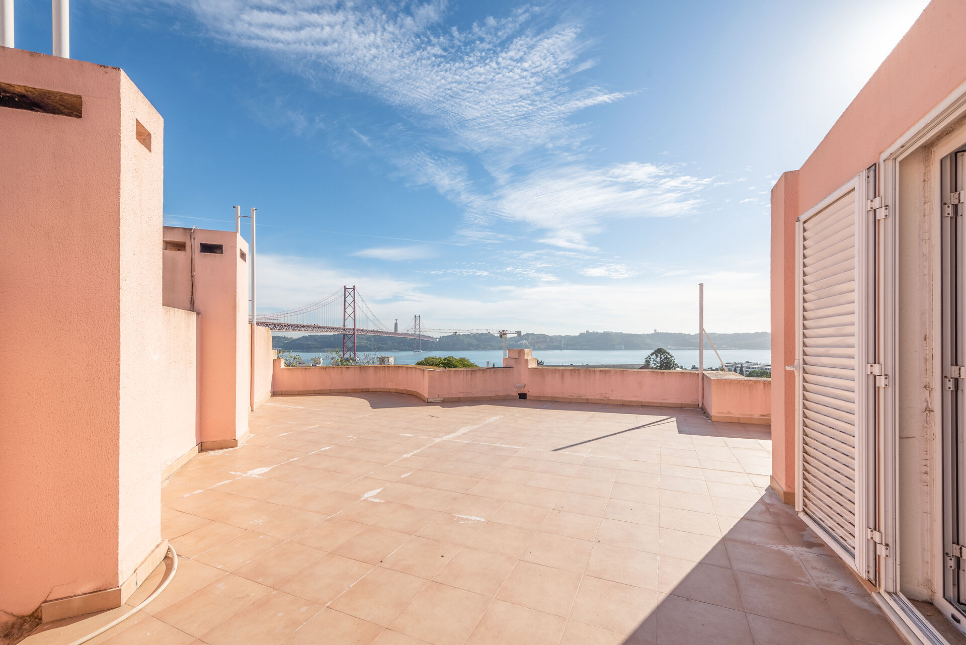 Moradia T4, vista rio, no condomínio Alto de Santo Amaro em Lisboa