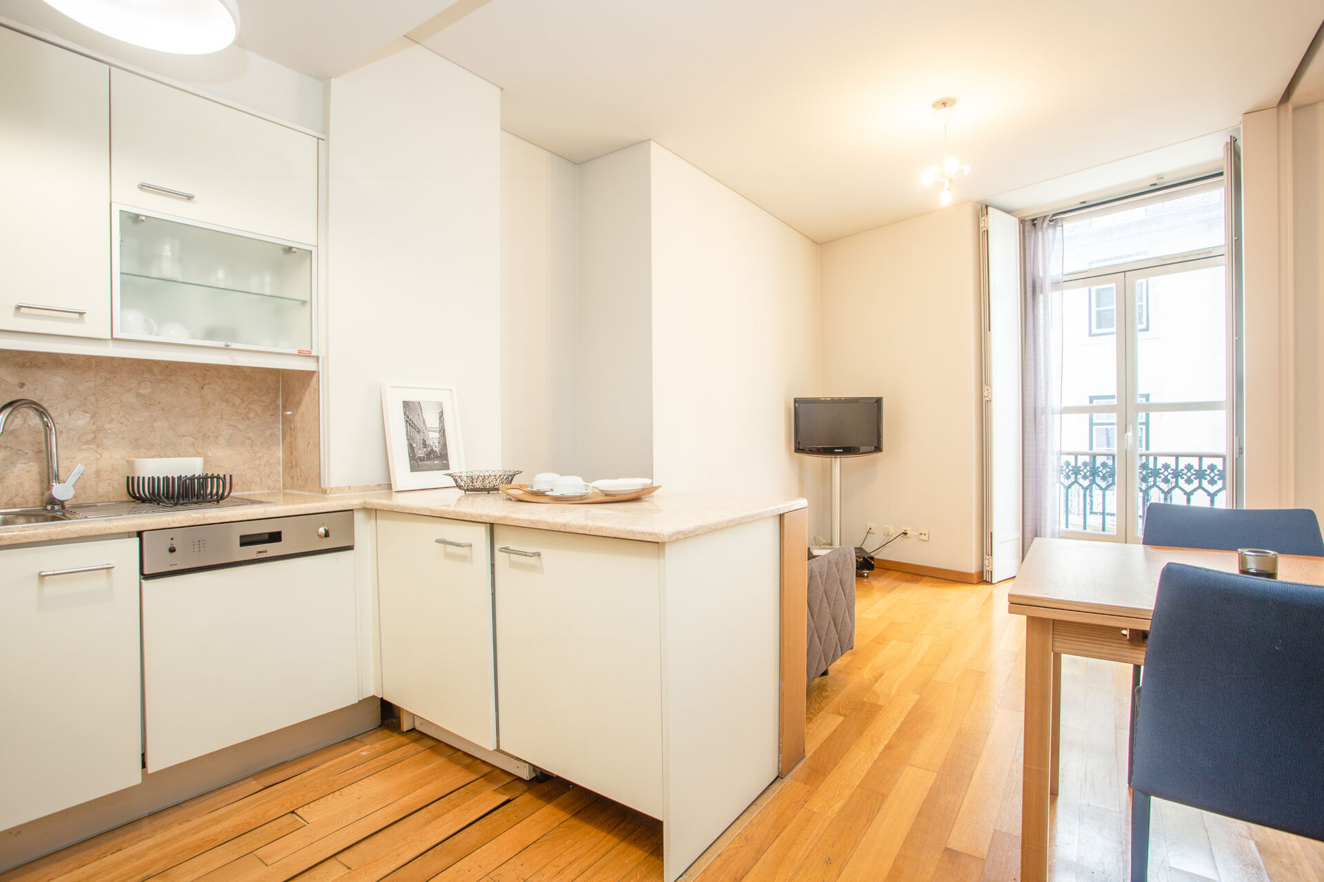 Apartamento T1 na Rua Garrett + Lugar de Garagem na Rua Ivens