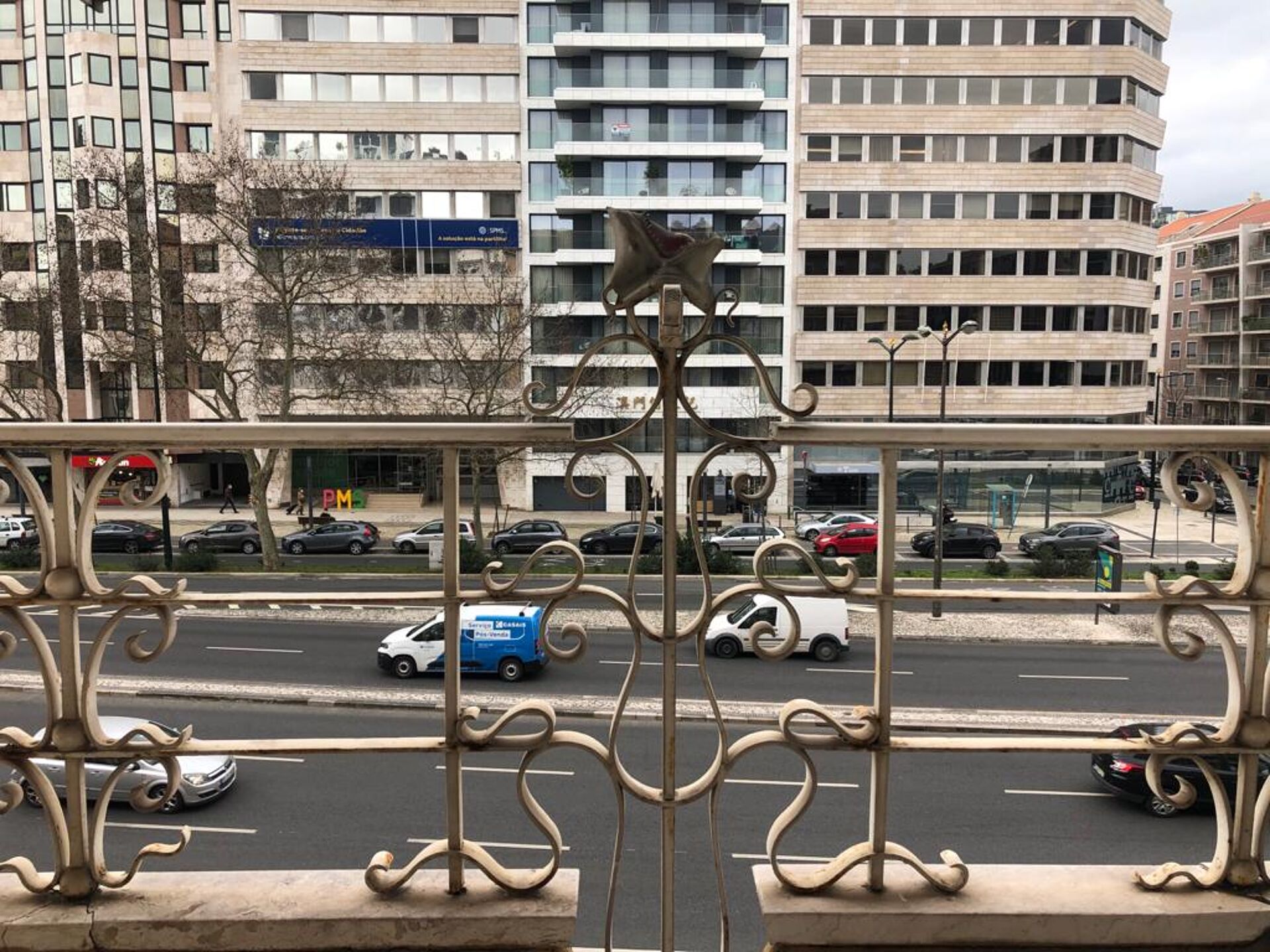 ESCRITÓRIO NA AVENIDA DA REPÚBLICA com 8 gabinetes, elevador e junto ao metro