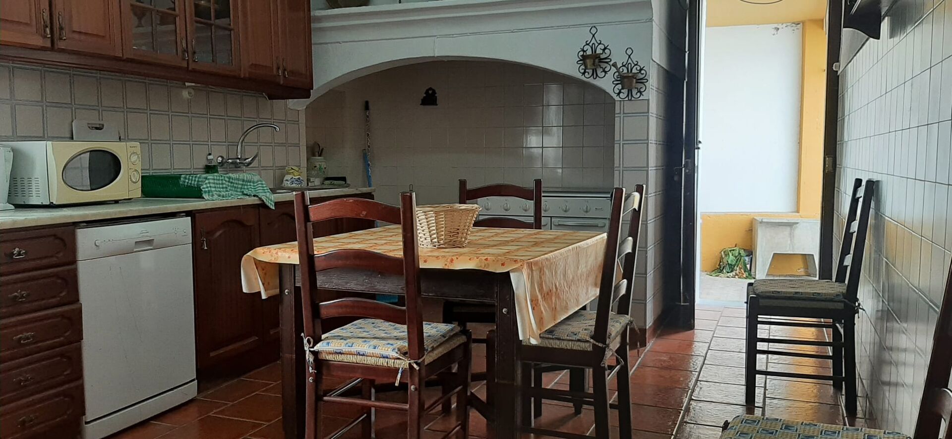 Moradia T5 com quintal e terraço em Santo Aleixo da Restauração